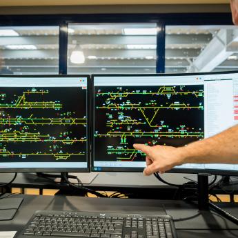 ETS apuesta por la formación avanzada con la instalación de dos simuladores de CTC desarrollados por LANDER